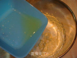 【我的烘焙时间】穿“花衣”滴小蛋糕---巧克力豆玛芬的做法步骤：7