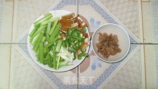 【木木菜系】健康吃-西芹豆干炒瘦肉的做法步骤：1