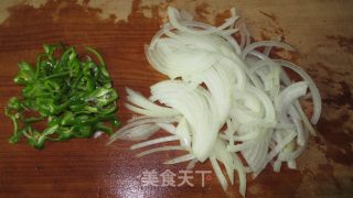 【木木菜系】爽口健康吃-凉调洋葱拌青椒的做法步骤：2