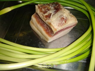 蒜苗炒腊肉的做法步骤：1