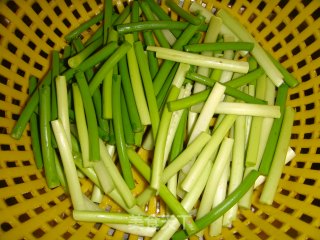 蒜苗炒腊肉的做法步骤：2