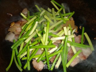 蒜苗炒腊肉的做法步骤：6