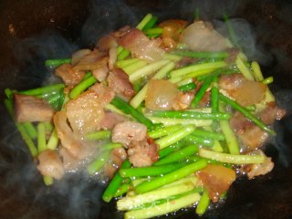 蒜苗炒腊肉的做法步骤：8
