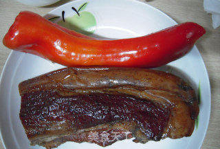 红椒炒腊肉的做法步骤：2