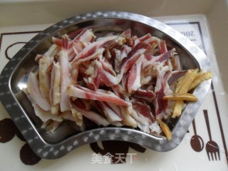 青蒿炒腊肉的做法步骤：2