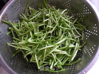 青蒿炒腊肉的做法步骤：4