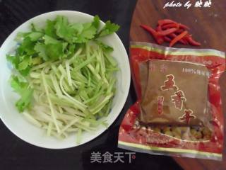 芹菜炒五香干丝的做法步骤：1