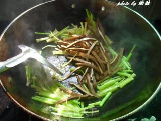 芹菜炒五香干丝的做法步骤：4