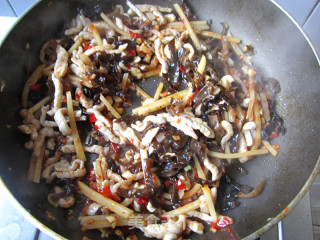 鱼香肉丝的做法步骤：11