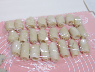 小巧美味的老婆饼的做法步骤：8