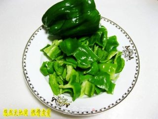 青椒土豆片 家常菜也有秘籍的做法步骤：2