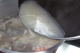 淮山胡萝卜鲫鱼汤 春季养生汤的做法步骤：7