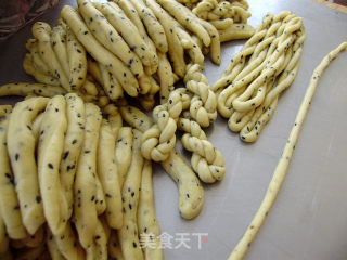 休闲小吃----黑芝麻小麻花的做法步骤：4