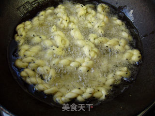 休闲小吃----黑芝麻小麻花的做法步骤：6
