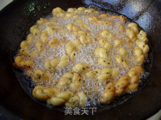 休闲小吃----黑芝麻小麻花的做法步骤：7