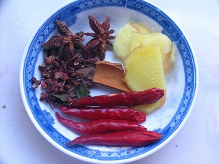 让你不知不觉间多加几碗饭——萝卜海带烧排骨的做法步骤：9