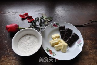 浪漫情人节的DIY巧克力玫瑰的做法步骤：1