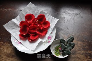 浪漫情人节的DIY巧克力玫瑰的做法步骤：2