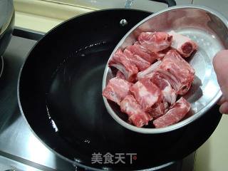 传统家常菜“红烧排骨”的做法步骤：1
