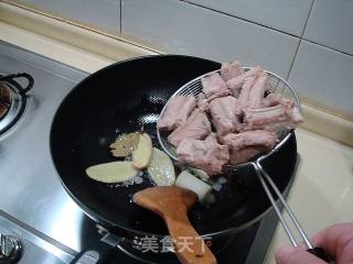 传统家常菜“红烧排骨”的做法步骤：5