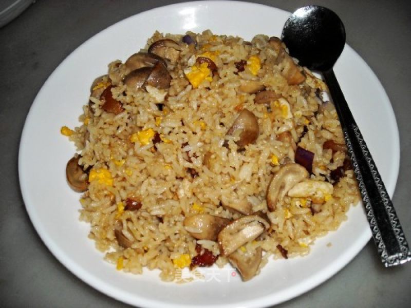 腊味草菇茄子炒饭的做法