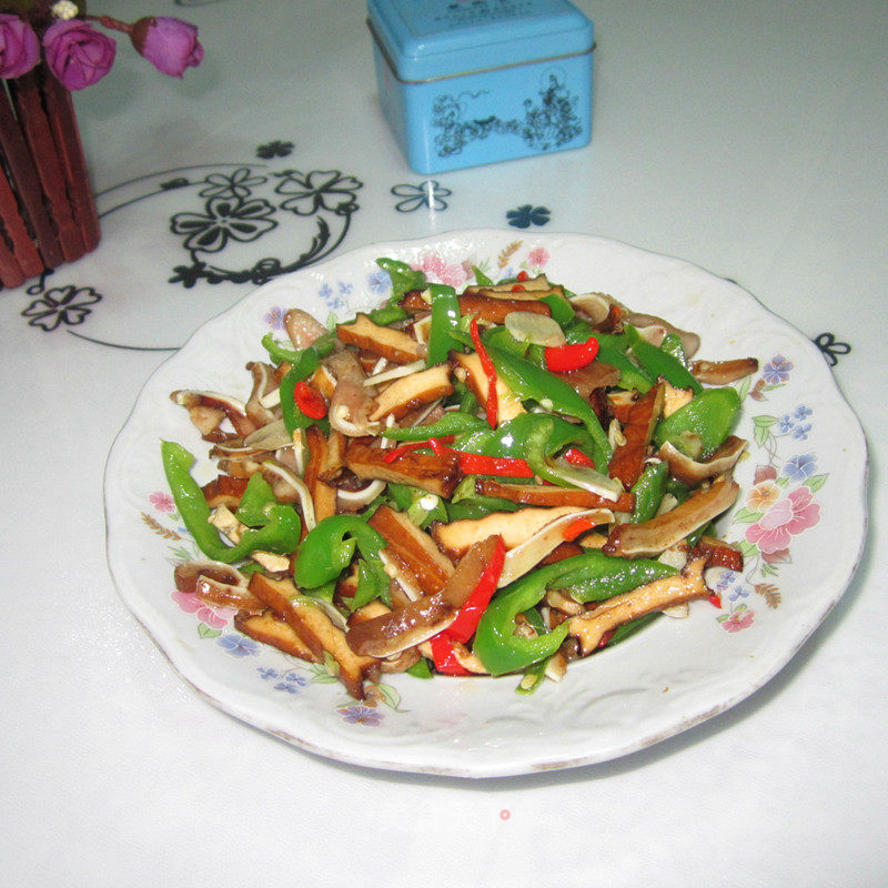 香炒卤味---卤豆腐丝炒卤耳尖的做法