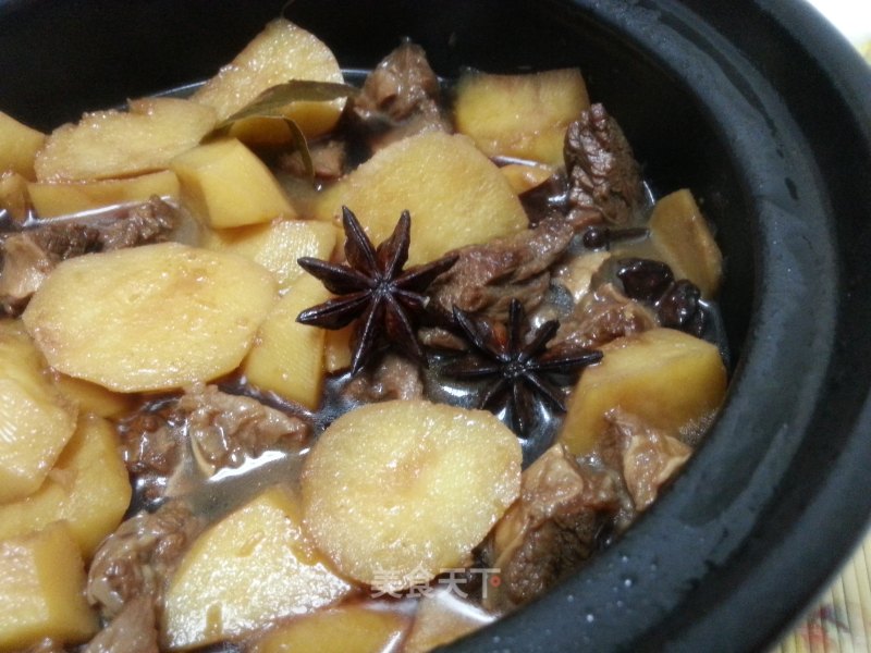 砂锅土豆炖牛腩的做法