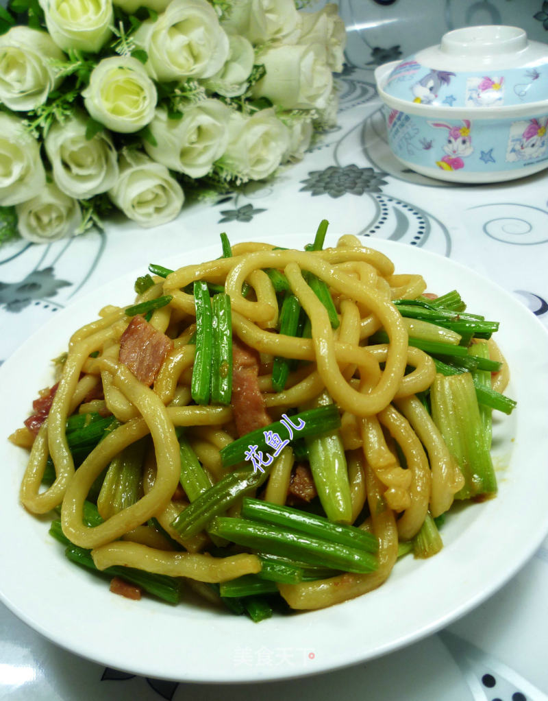 芹菜培根炒乌冬面的做法