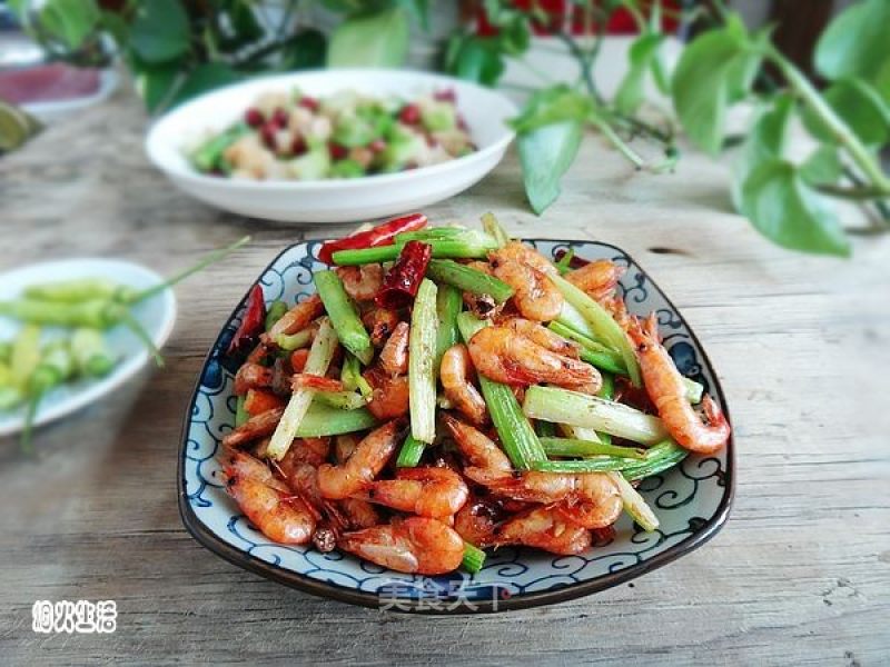 芹菜炒河虾的做法