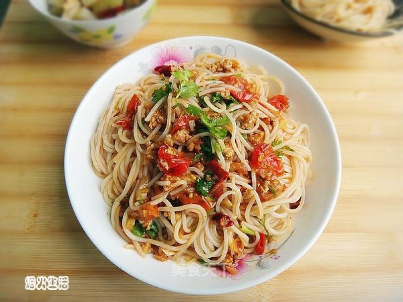 野番茄拌米线的做法