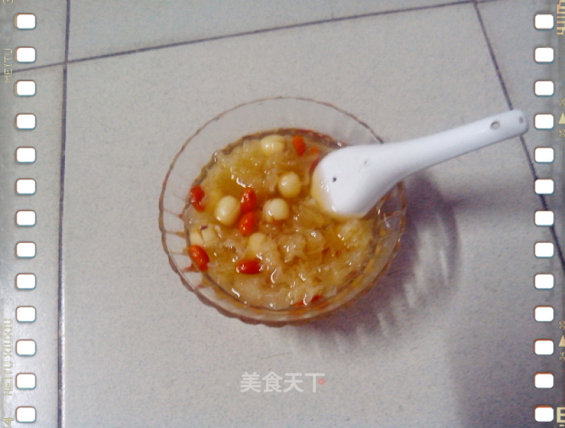 夏季之糖水佳品————银耳莲子冰糖红片糖枸杞羹