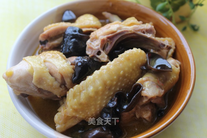 黑木耳炖土鸡的做法