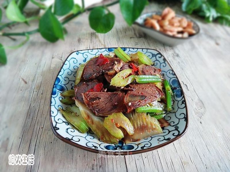 西芹拌牛肉片的做法