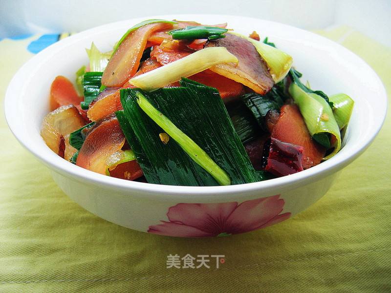 胡萝卜蒜苗炒腊肉的做法
