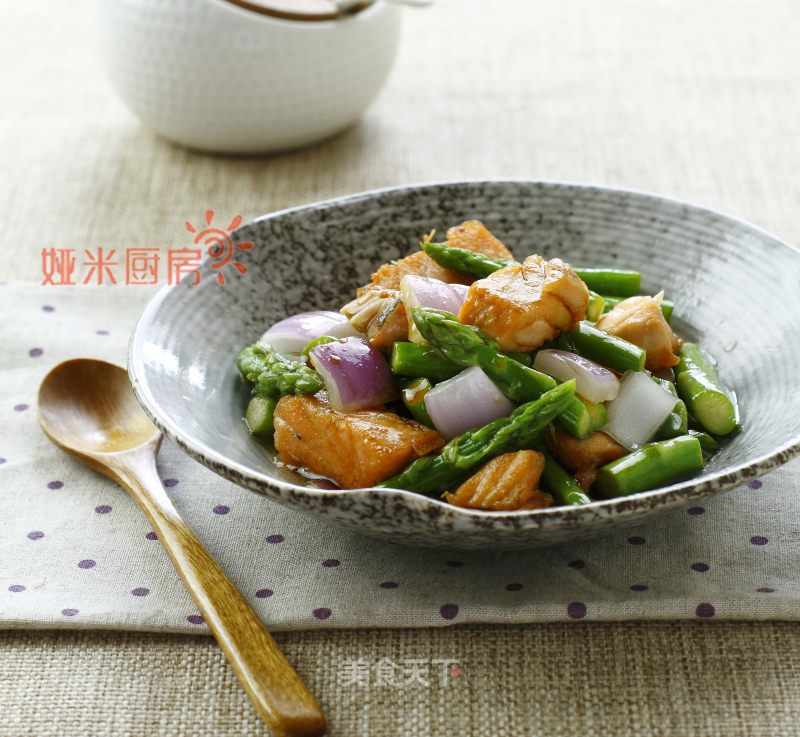 鲜芦笋三文鱼丁的做法