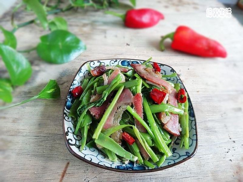 腊肉炒手撕空心菜的做法