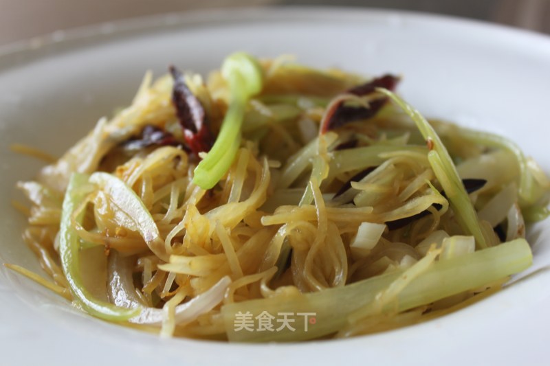 炒三丝(土豆，芹菜，洋葱)的做法