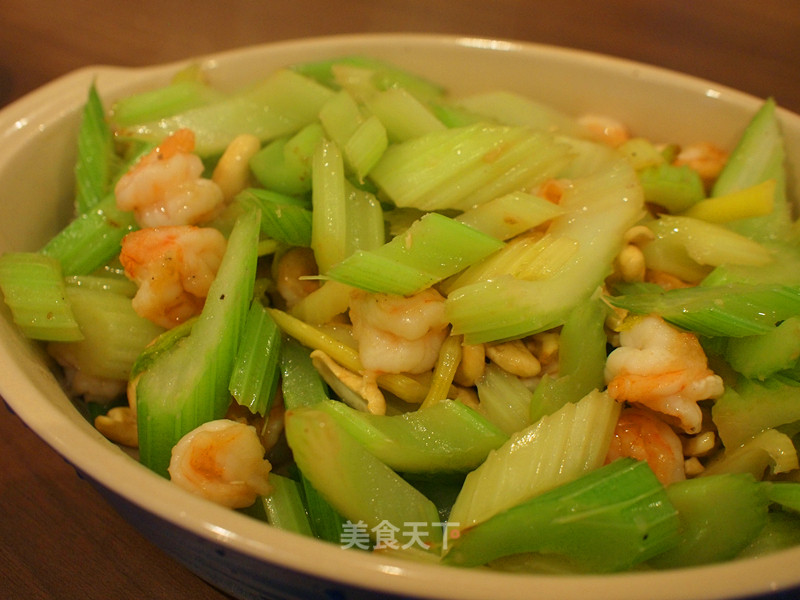芹菜腰果虾仁的做法