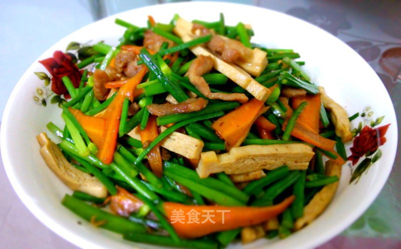 韭菜花香干炒肉的做法