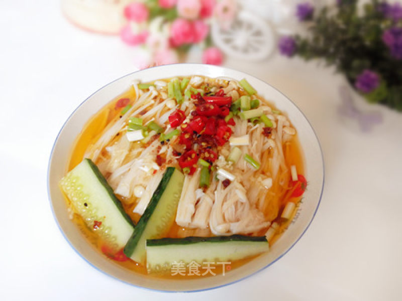夏日消暑小菜，凉拌酸辣金针菇的做法