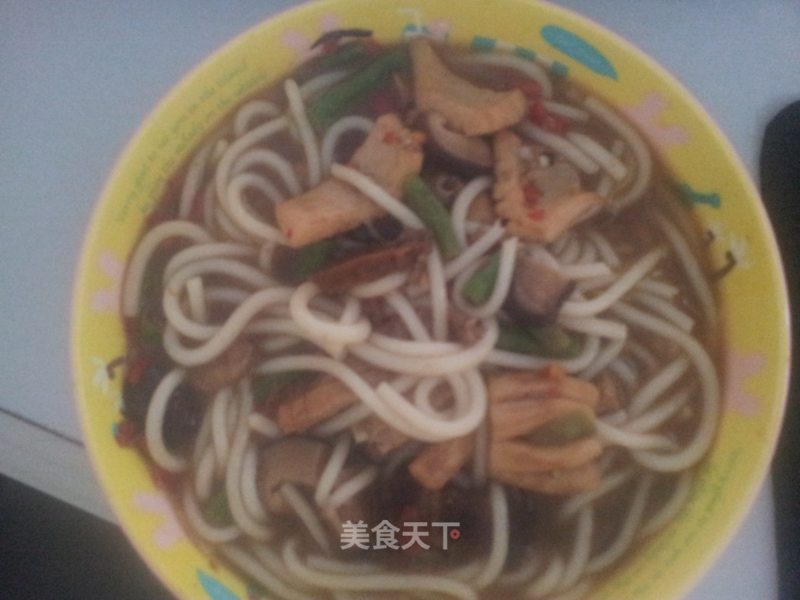 五花肉鲜鱿鱼米粉的做法