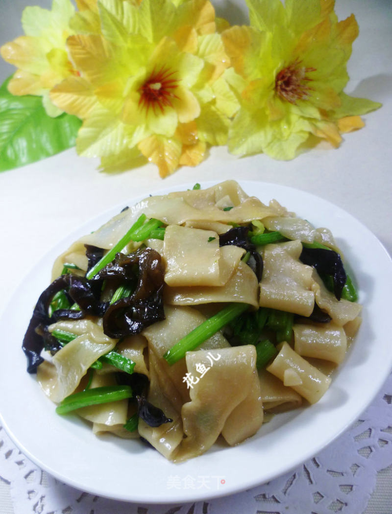 黑木耳香芹炒饺子皮的做法
