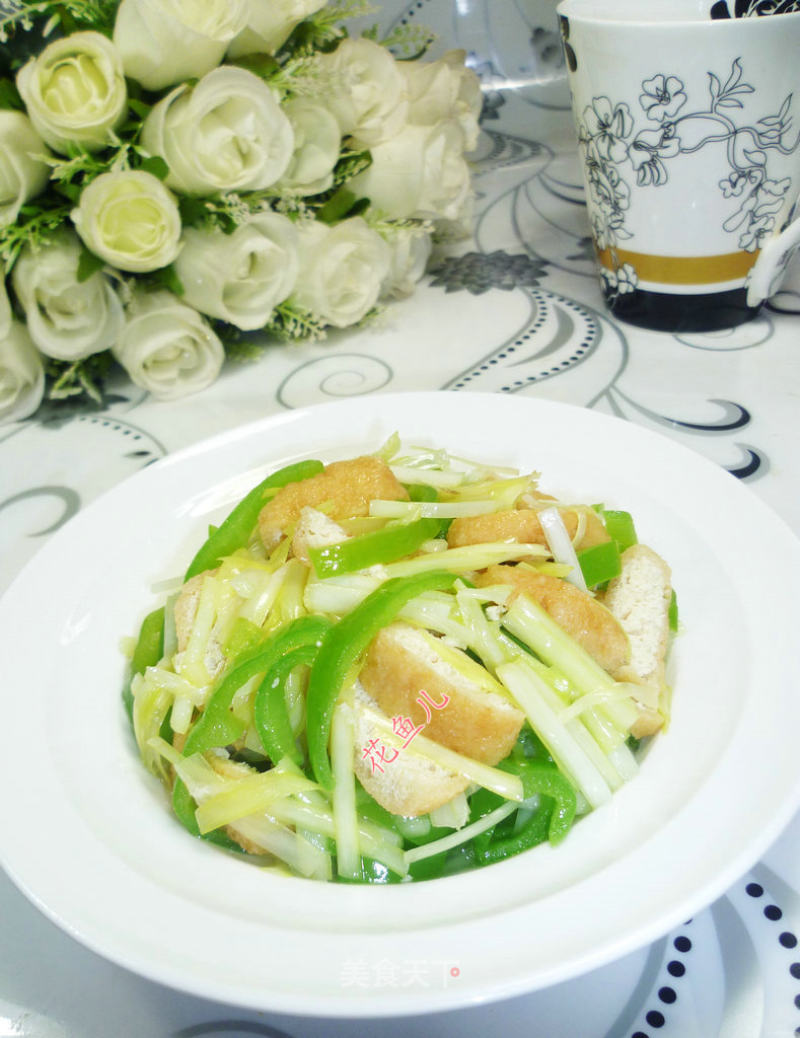 韭菜芽青椒炒油豆腐的做法