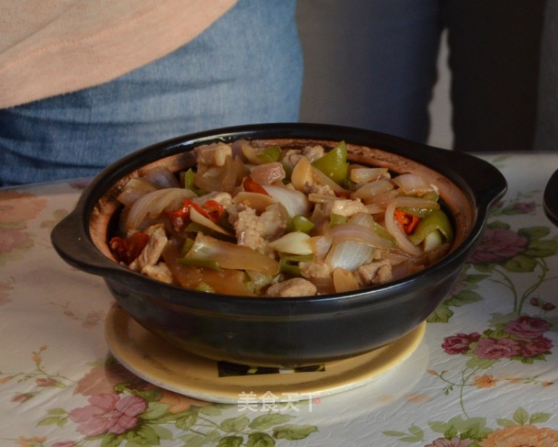 洋葱炒肉煲仔饭的做法