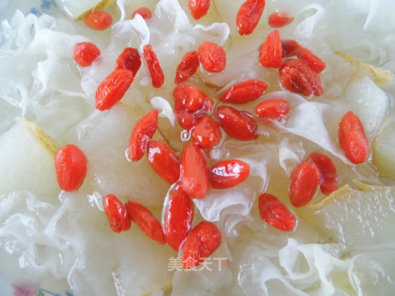 蜜娇颜（蜂蜜）银耳梨杞羹的做法