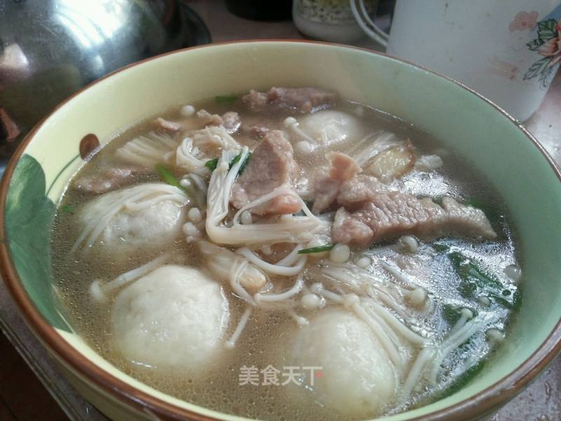 金针菇鱼丸肉片汤的做法