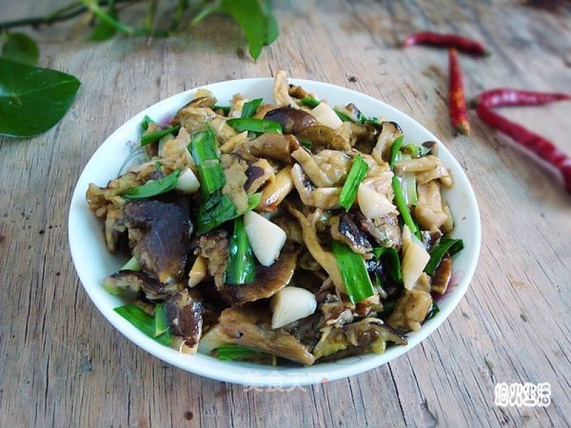 苤菜叶炒松毛菌的做法