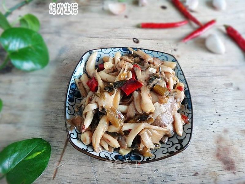 酸腌菜炒喇叭菌的做法