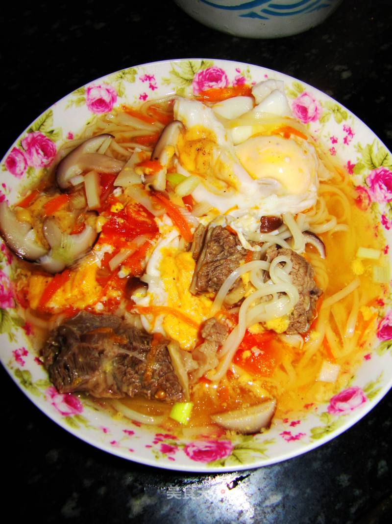 西红柿杂蘑牛肉汤面的做法