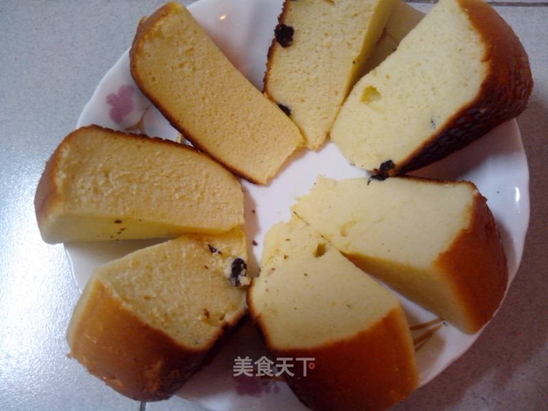 松软可口色泽金黄的———电饭锅海绵牛奶葡萄干蛋糕的做法